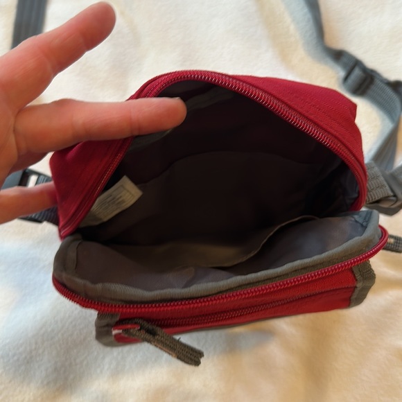 NWOT red Roots canvas multi compartment crossbody purse - Picture 5 of 7